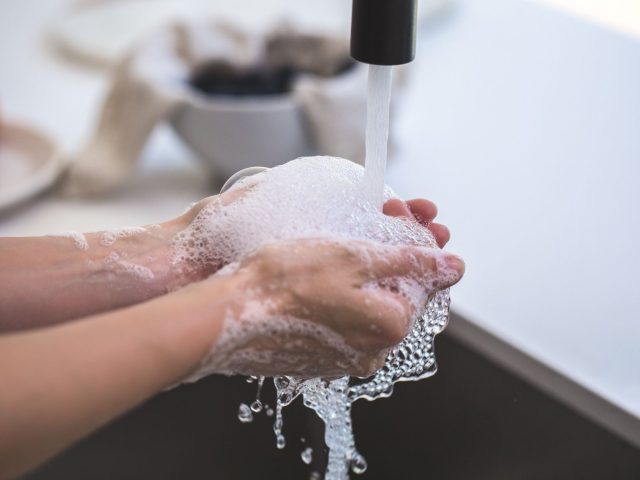 Savon ou gel hydroalcoolique : l’arme ultime contre les virus cet automne
