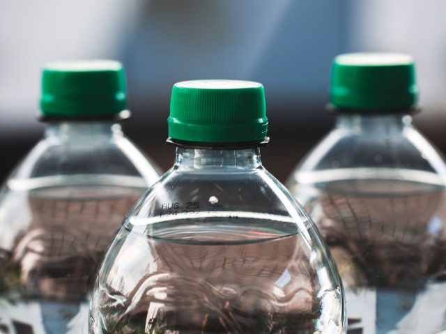 Comment bien nettoyer sa gourde réutilisable pour éviter les bactéries ?